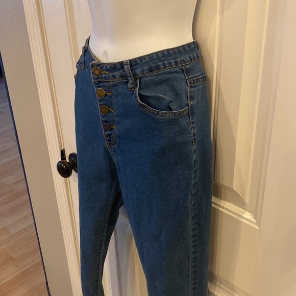 🔥5/$20🔥 HIGH WAISTED BUTTON FRONT SKINY JEANS - Picture 2 of 3